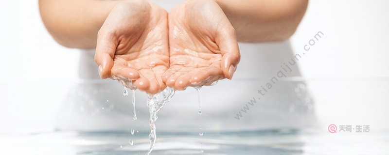 如何自制美白祛痘爽肤水 自制美白爽肤水配方(图1) 如何自制美白祛痘爽肤水